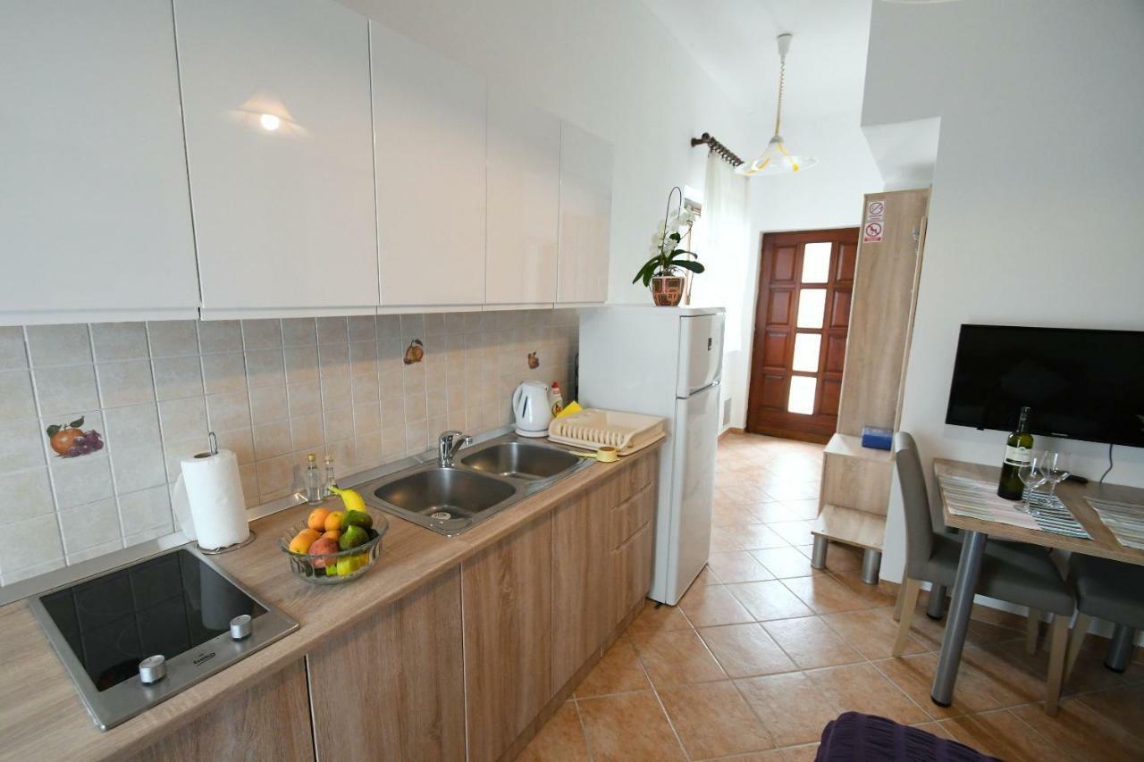 Studio Apartman Kris Marinici  外观 照片